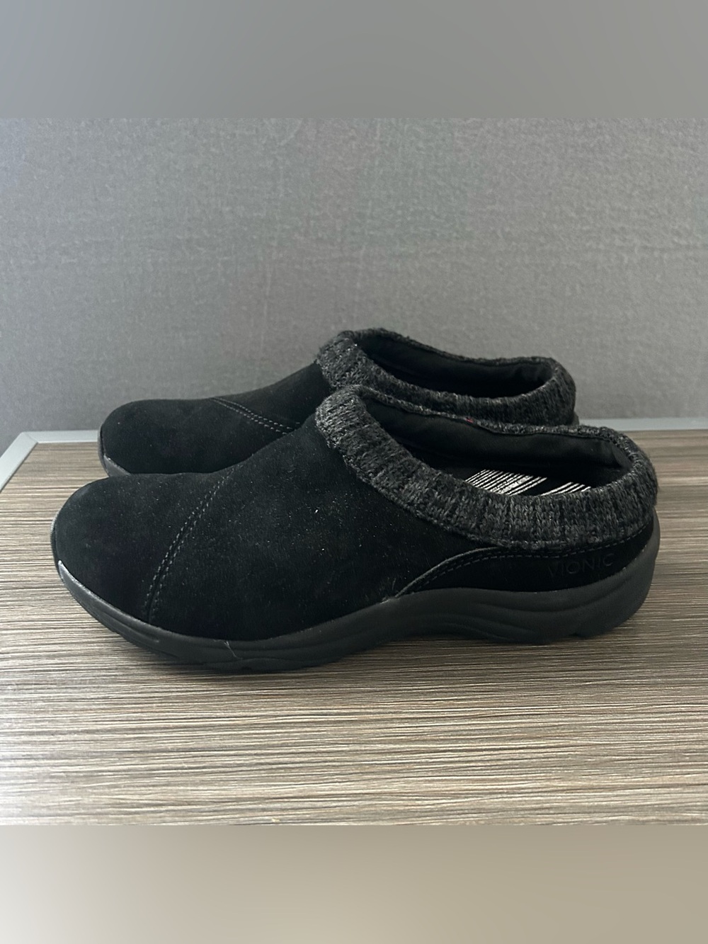 Vionic Arbor Women's Black Suede Clogs Orthotic Mules Slip On Knit Collar Sz 10